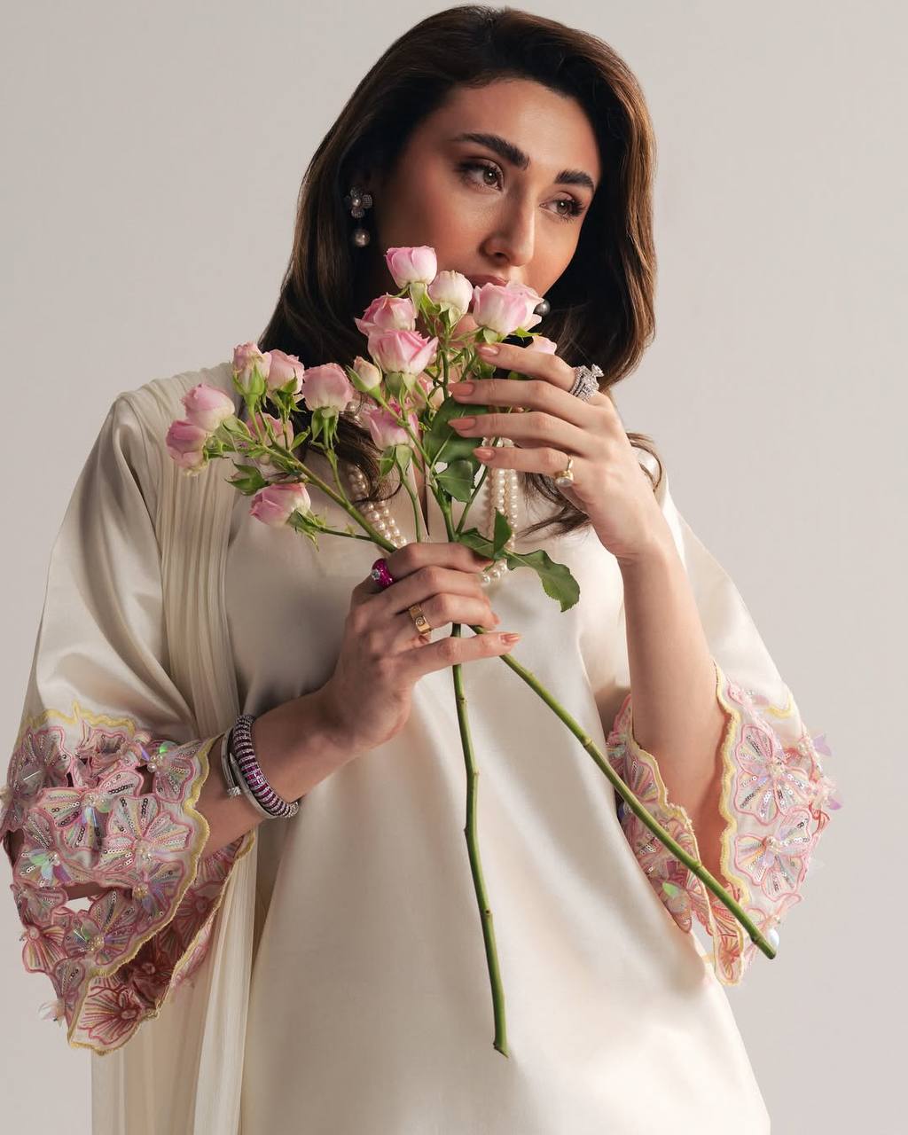 Where Minimalism Meets Luxury – A Stunning Ethnic Look Adorned with Subtle Embroidery, Pearls, and Romantic Floral Vibes