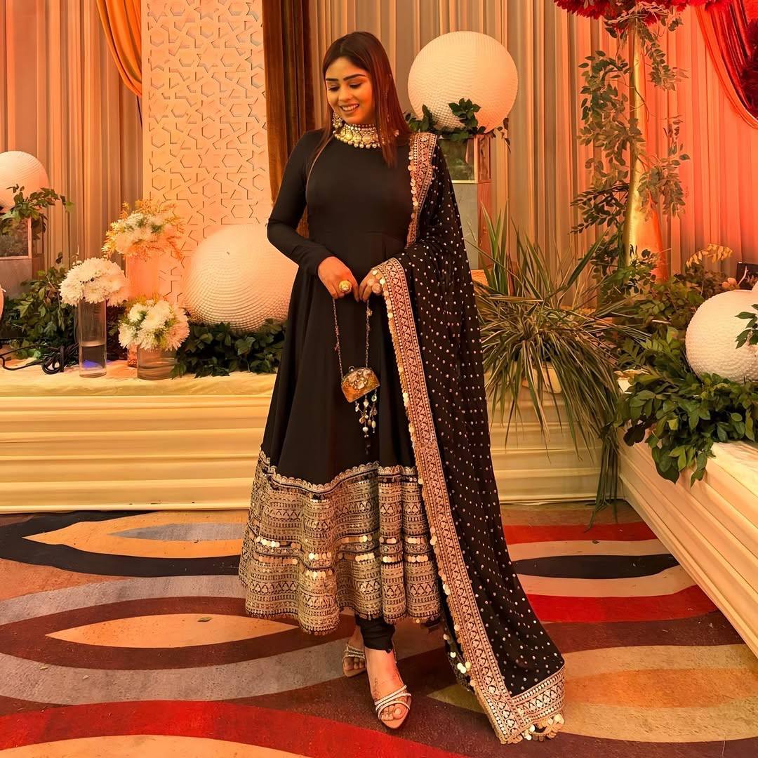 “Elegance That Speaks Without Words 🖤”
