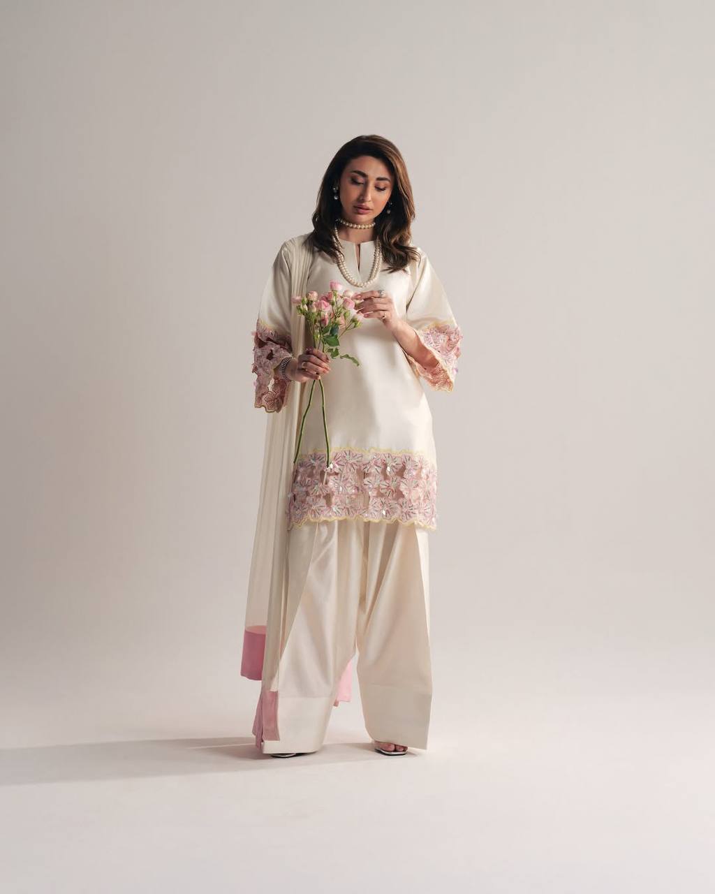 Where Minimalism Meets Luxury – A Stunning Ethnic Look Adorned with Subtle Embroidery, Pearls, and Romantic Floral Vibes