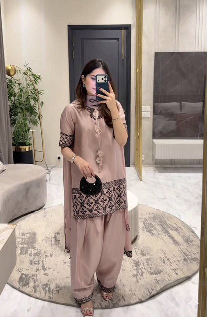 Effortlessly chic look with soft glam and neutral vibes