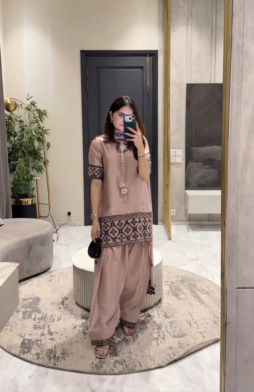 Effortlessly chic look with soft glam and neutral vibes