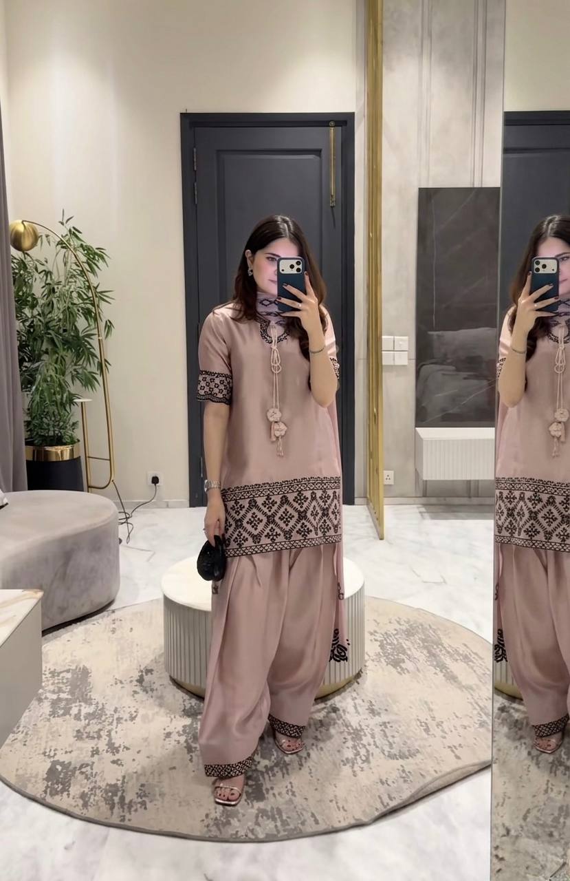 Effortlessly chic look with soft glam and neutral vibes